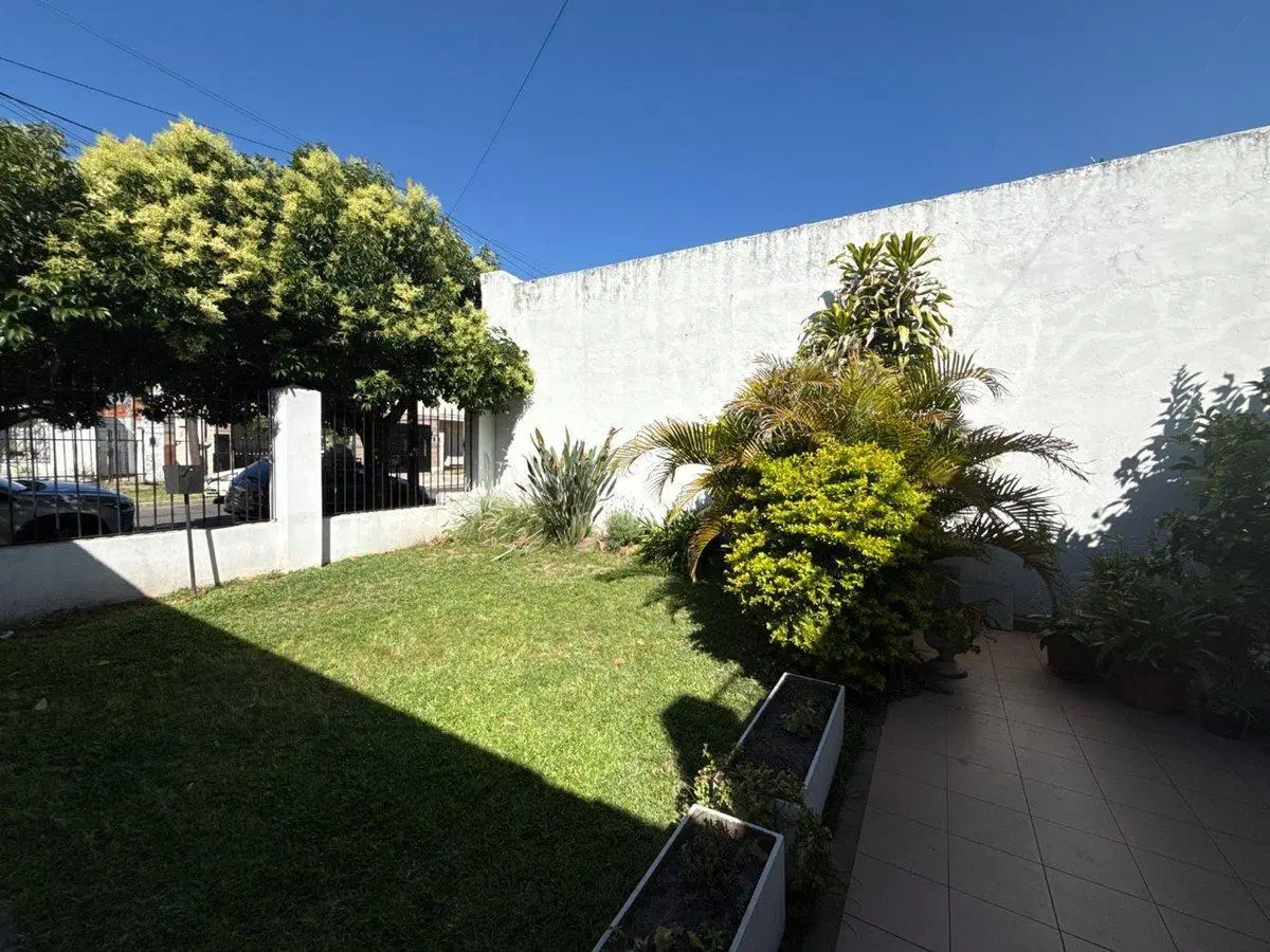 CASA EN VENTA 4 AMB C/GARAGE - MORON 3