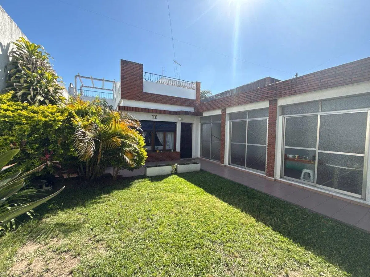 CASA EN VENTA 4 AMB C/GARAGE - MORON 4