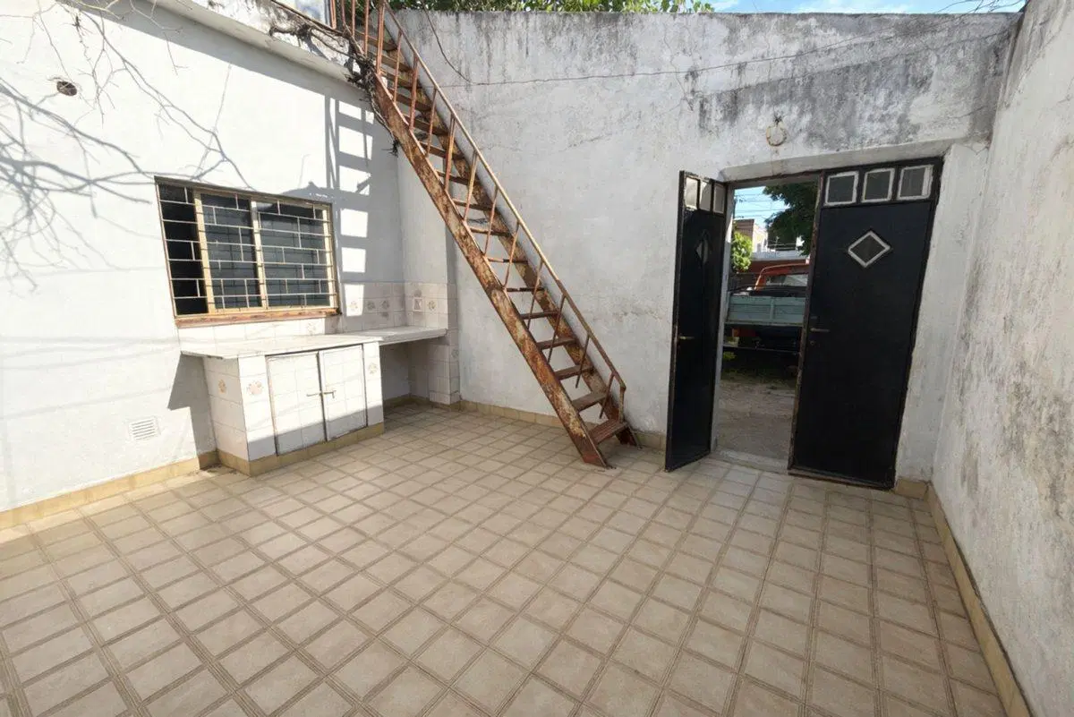 CASA EN VENTA 4 AMB A REFACCIONAR - LOMA HERMOSA 2