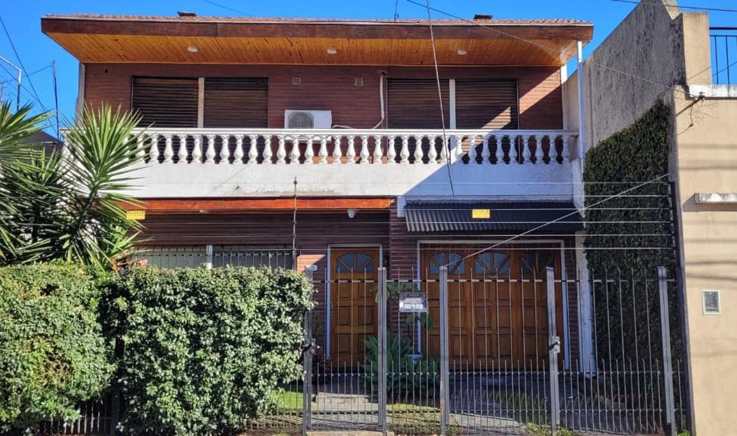 Foto de CASA CON COCHERA , QUINCHO , PILETA Y PARRILLA, imagen 1