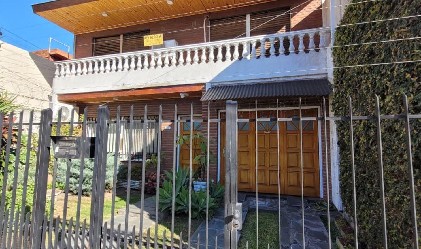 Foto de CASA CON COCHERA , QUINCHO , PILETA Y PARRILLA, imagen 2