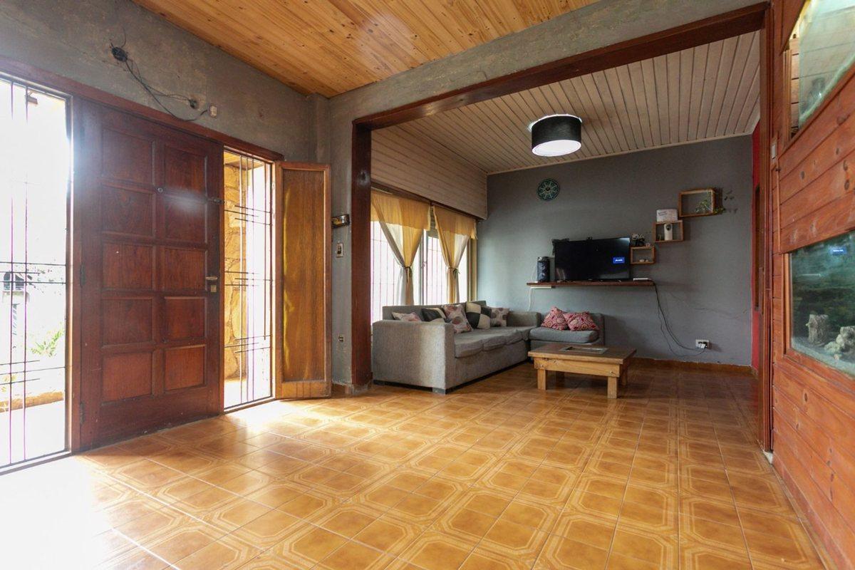 Foto de Casa 5 ambientes con jardín, patio y cochera., imagen 2
