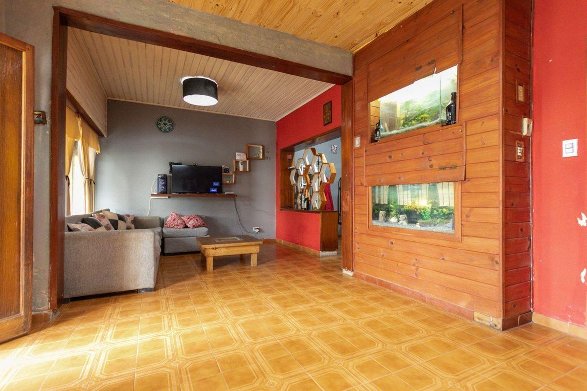 Foto de Casa 5 ambientes con jardín, patio y cochera., imagen 3