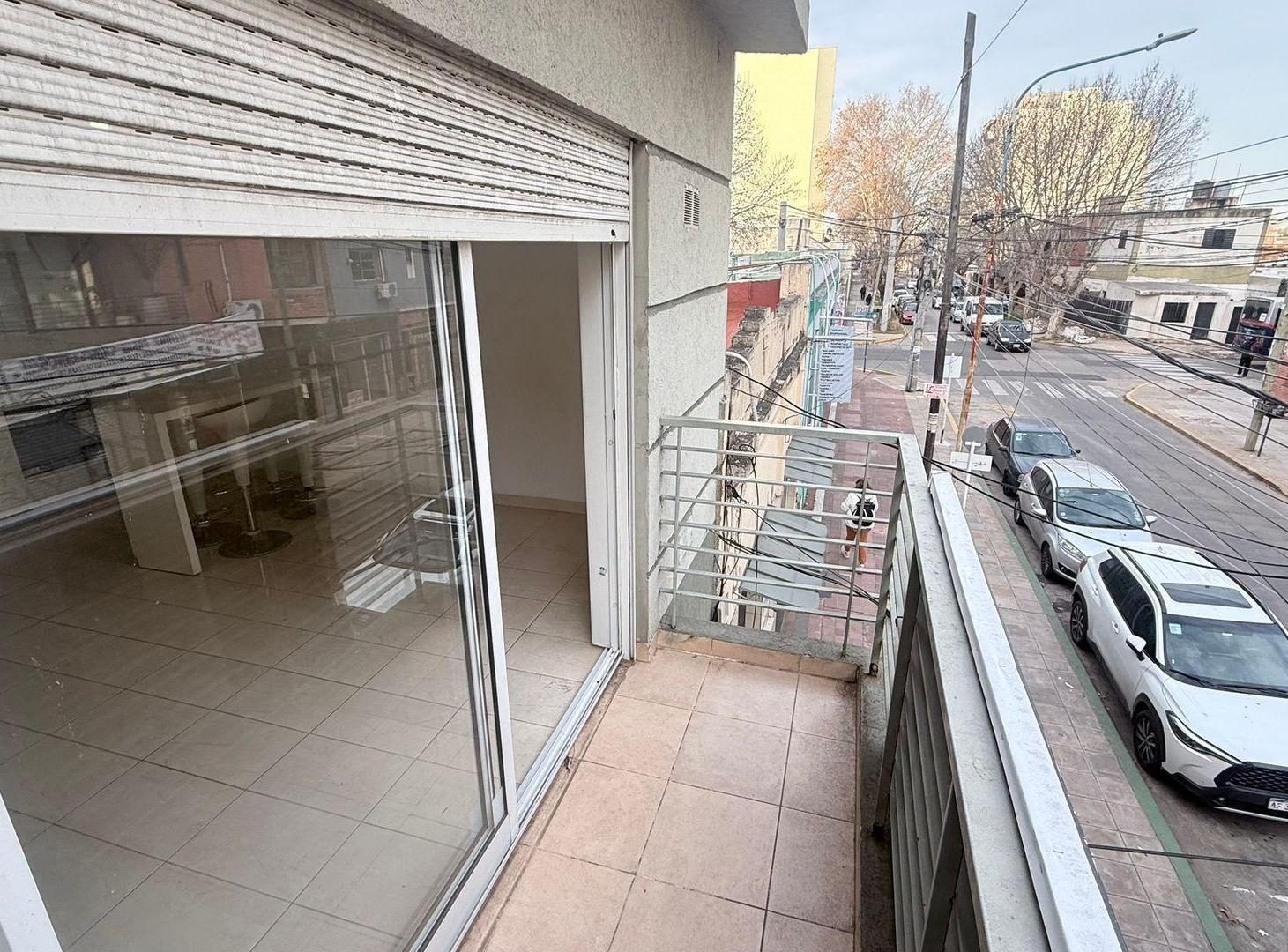 Foto de VENDE 2 AMB 1er piso CASEROS MUY LINDO, imagen 2