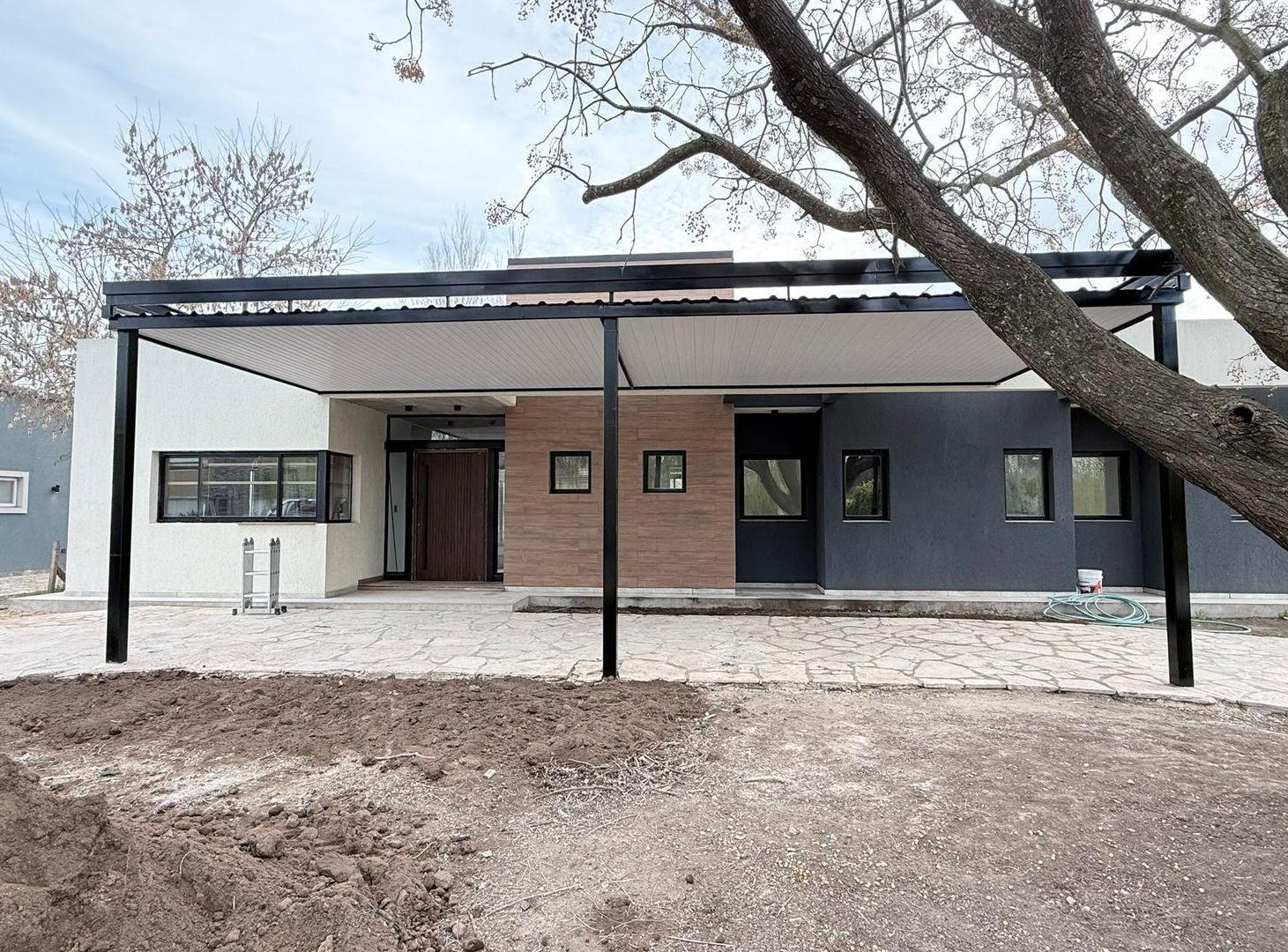 Foto de VENDE IMPONENTE CASA HARAS DEL SOL 241m2 cub, imagen 2