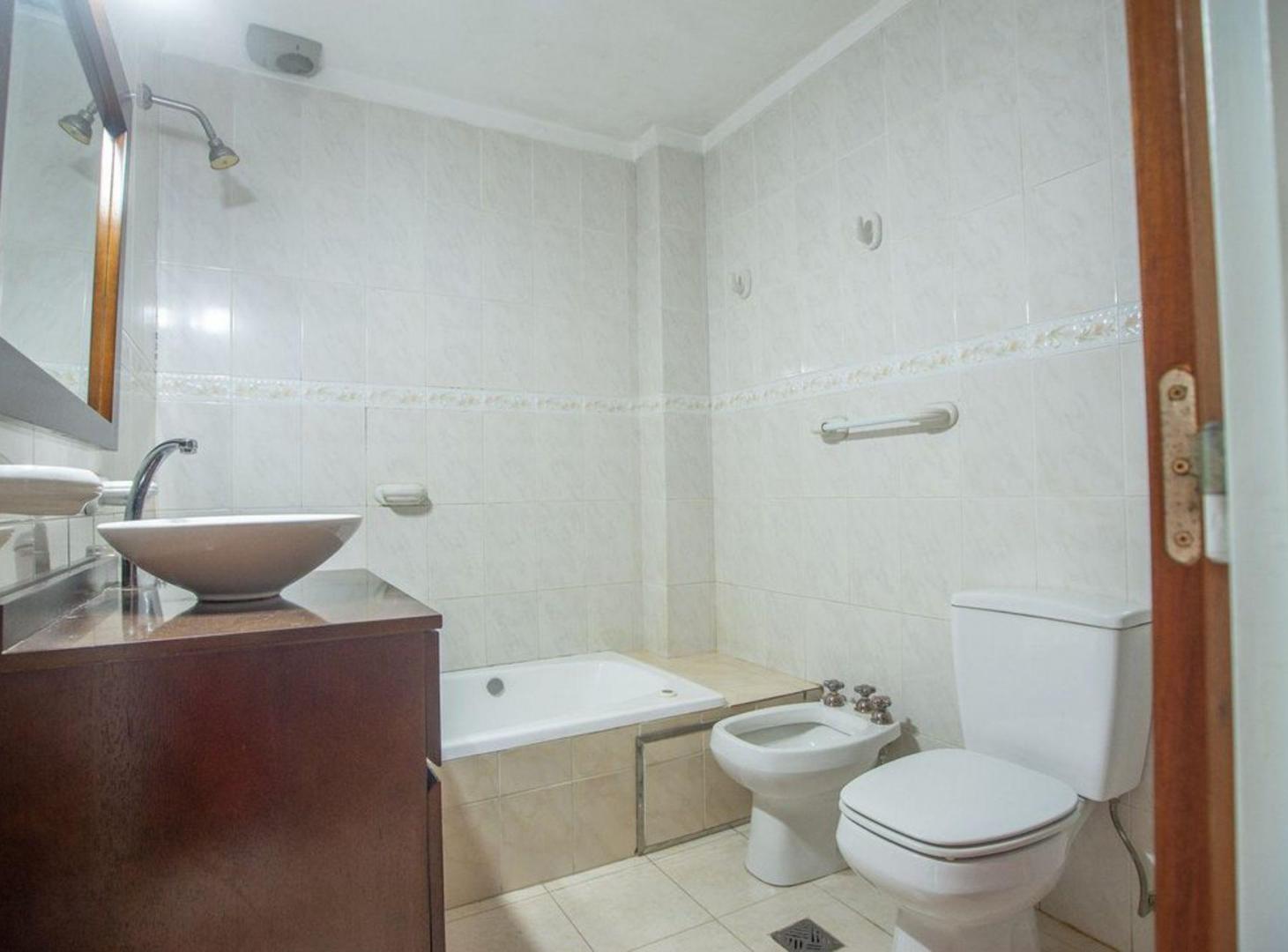 Foto de TRIPLEX 5 AMB C/DEP JARDIN Y 2 COCHERAS A/CREDITO, imagen 4
