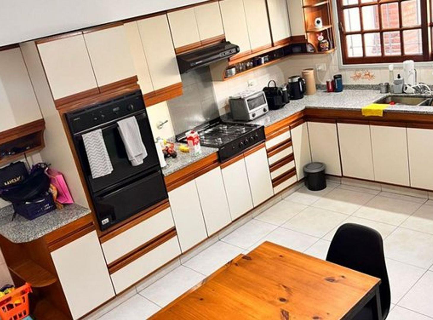 Foto de TRIPLEX 5 AMB C/DEP JARDIN Y 2 COCHERAS A/CREDITO, imagen 2