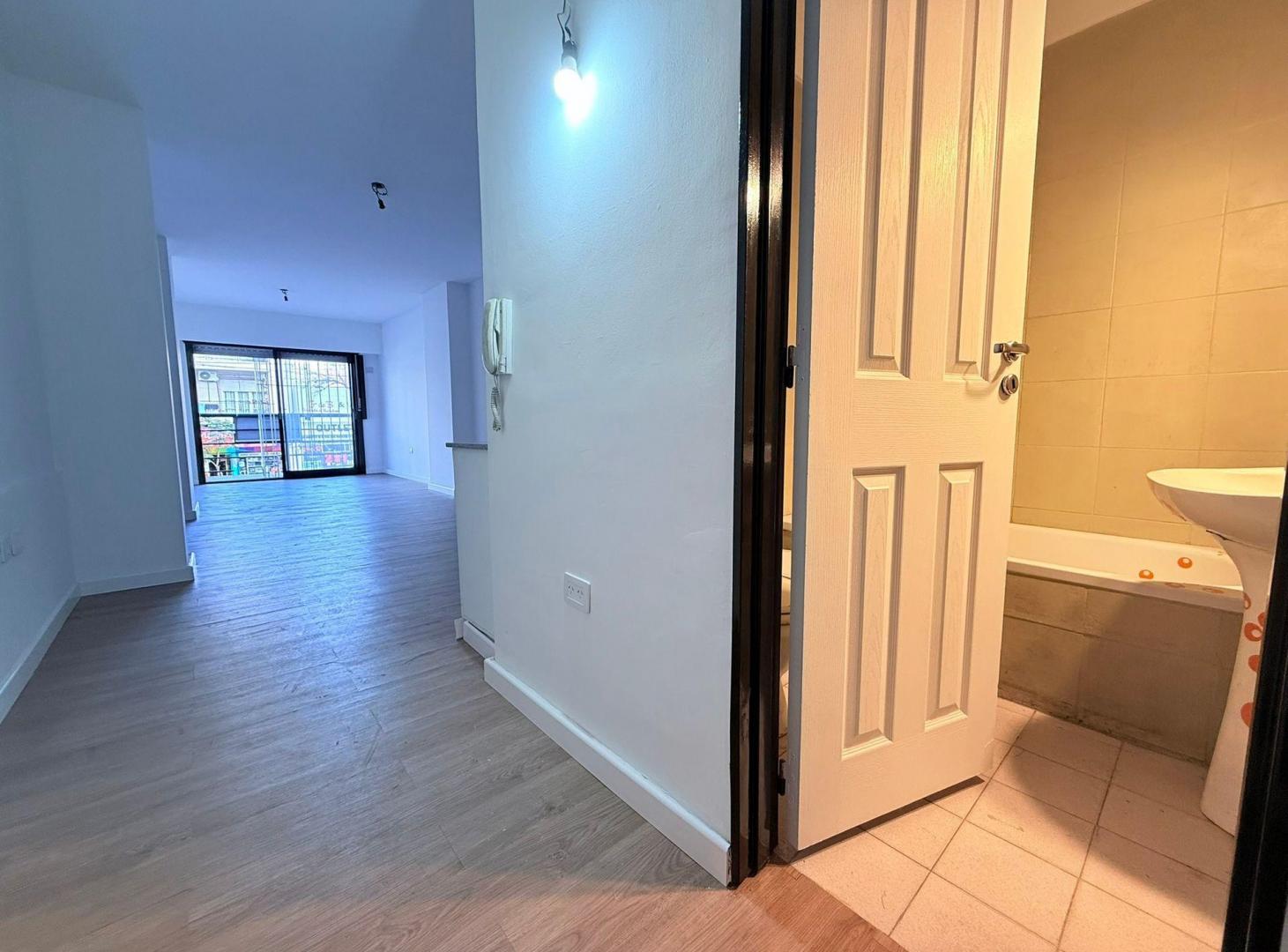 Foto de VENDE mono amb 1er piso Av Cordoba, imagen 2