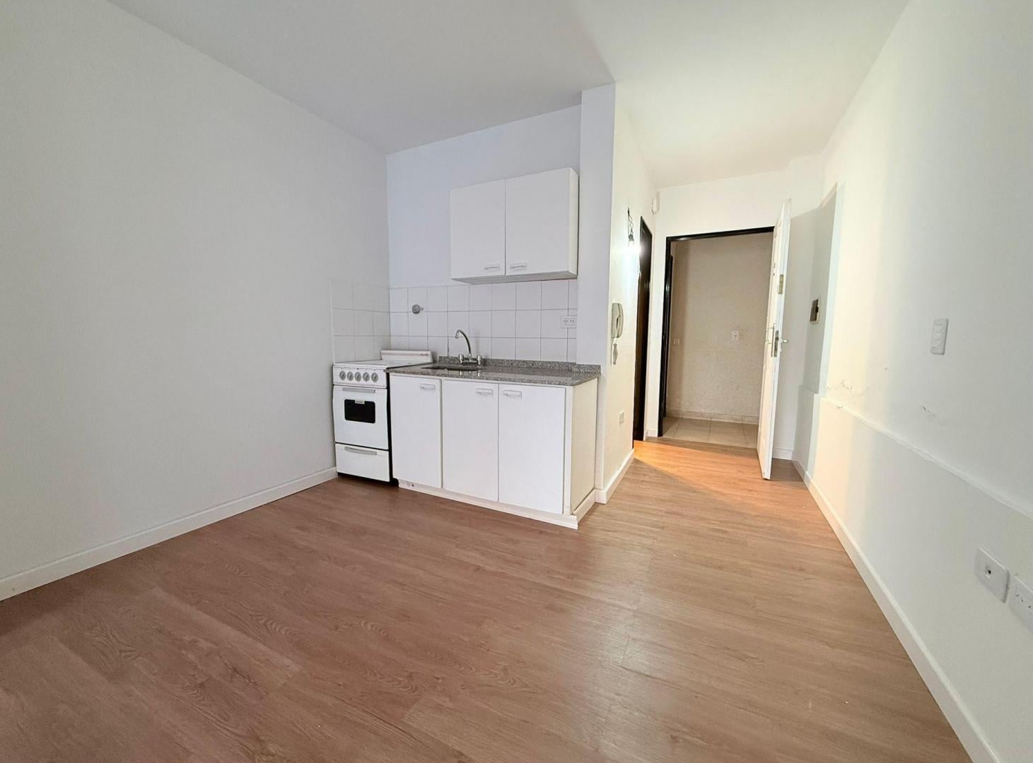 Foto de VENDE mono amb 1er piso Av Cordoba, imagen 1