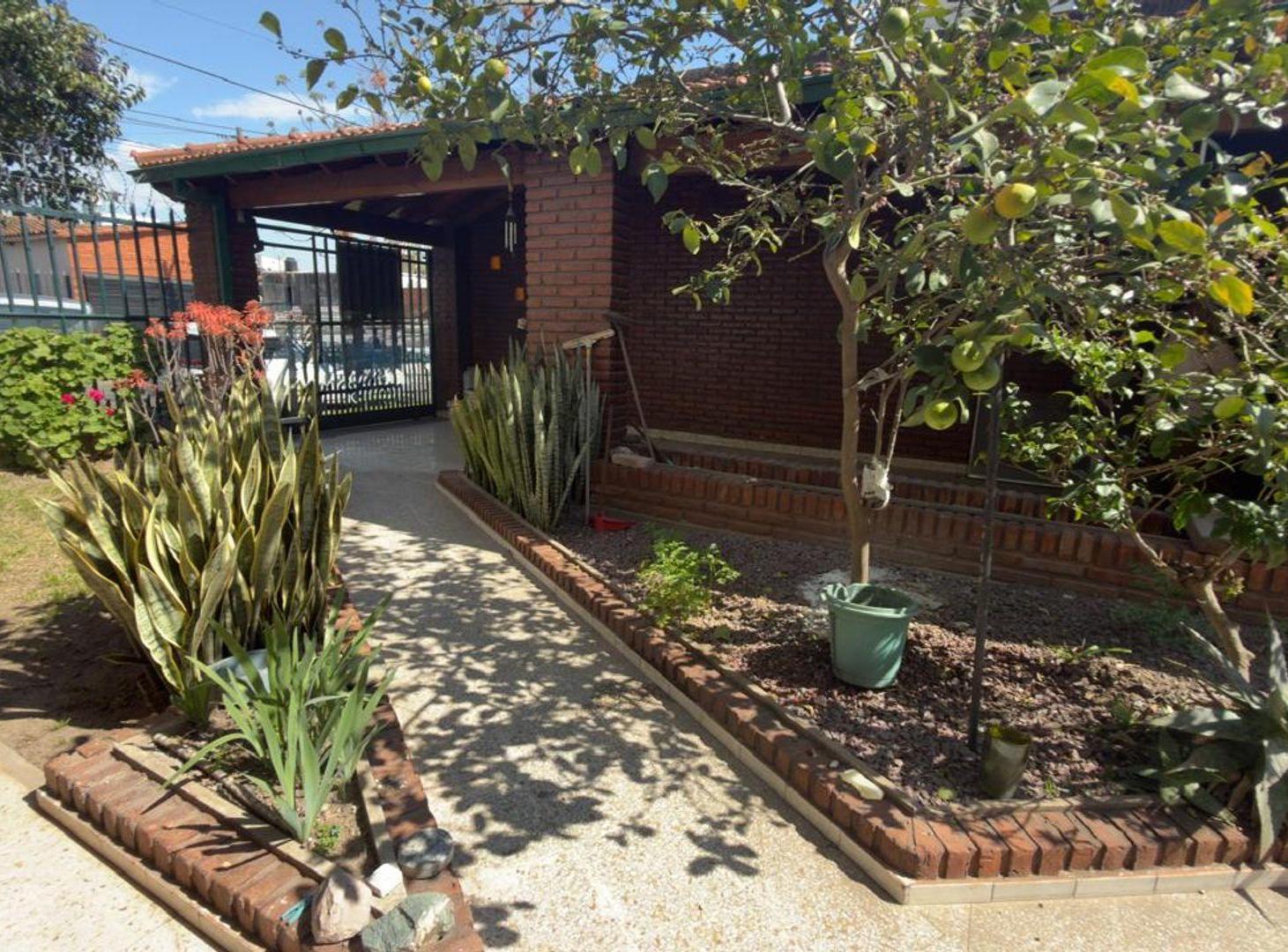 Foto de CASA MULTIFAMILIAR APTO CREDITO 6 AMBIENTES GARAGE, imagen 4