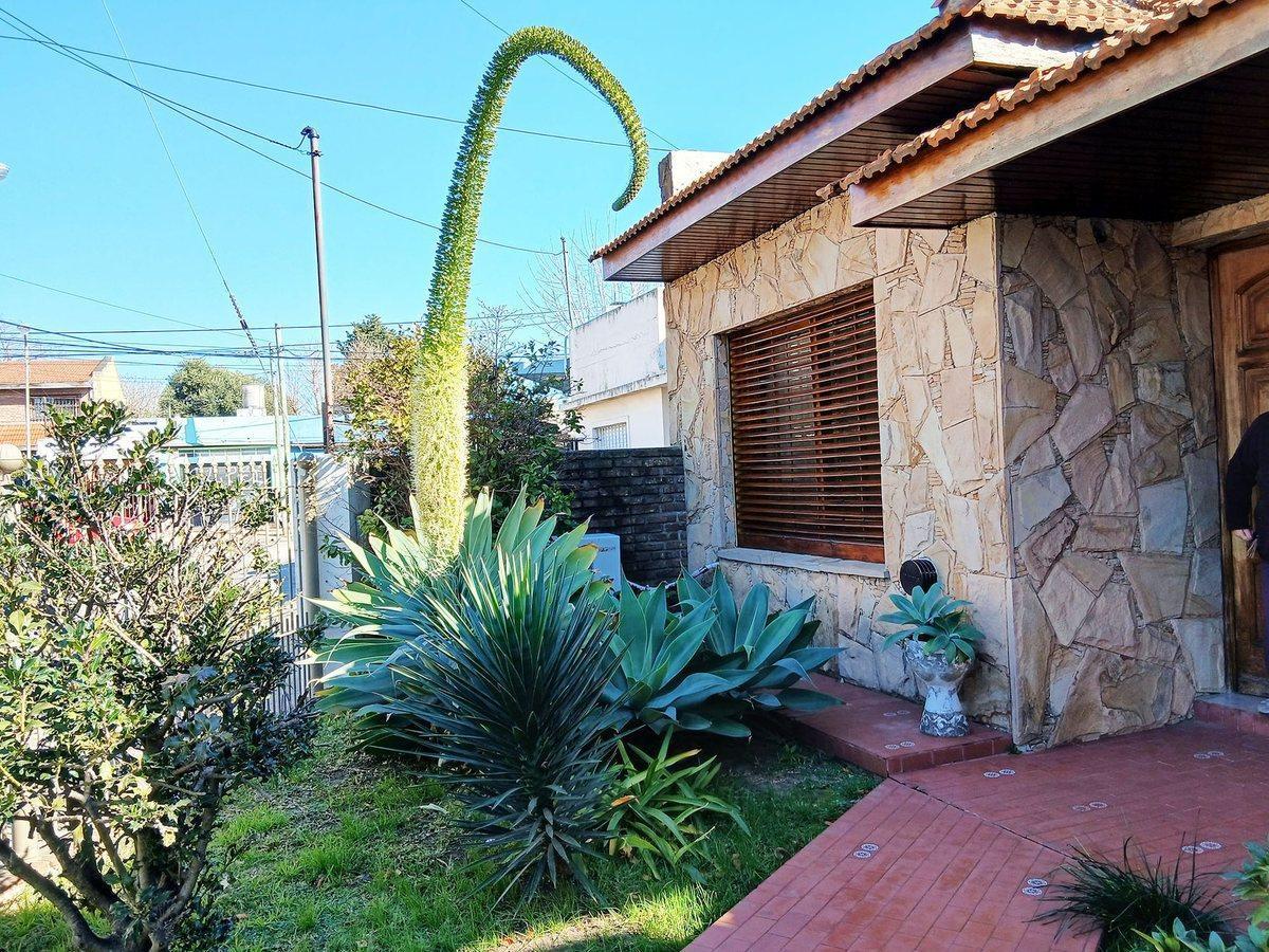 Foto de Venta chalet 3 ambientes con piscina y cocheras, imagen 2
