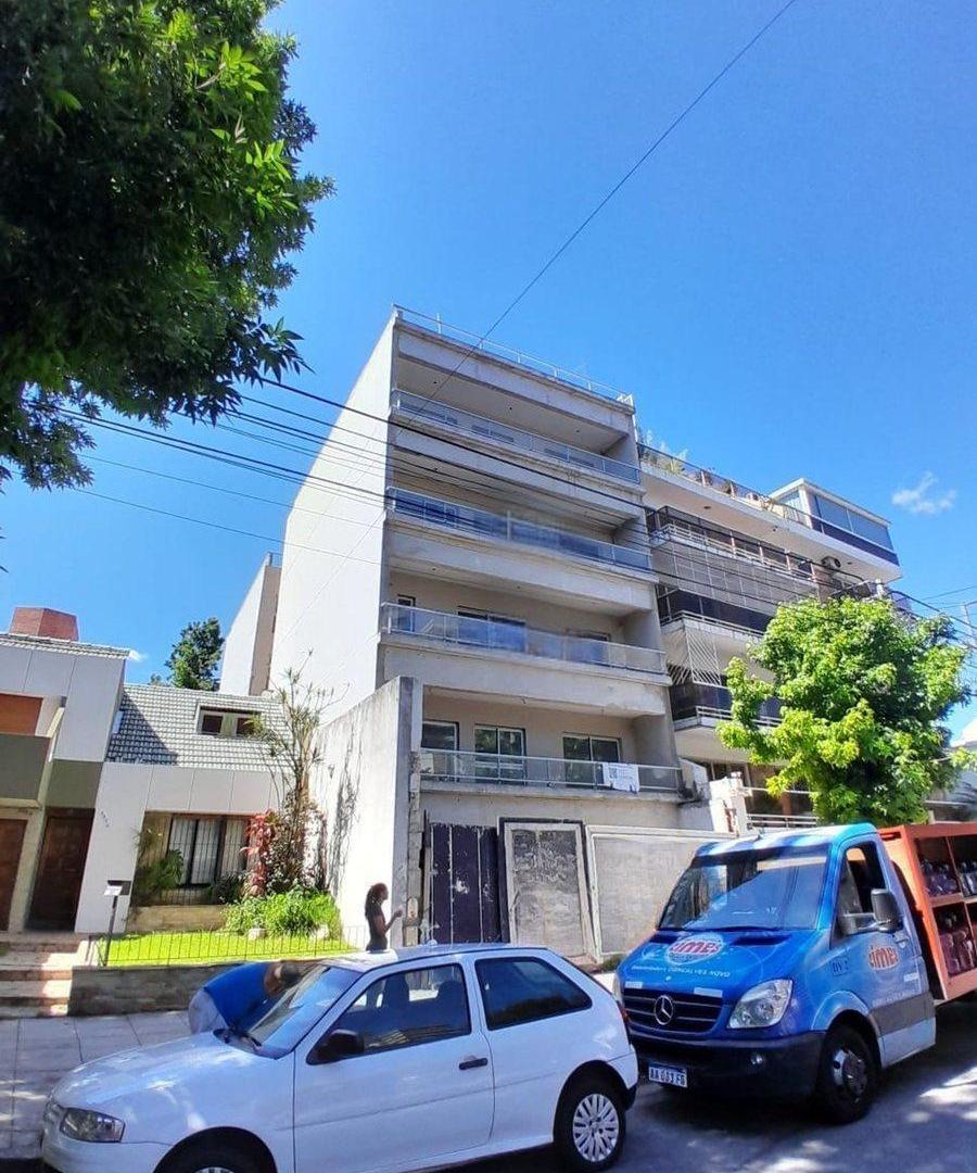 VENTA VILLA DEL PARQUE 4 AMB. SEMIPISO  C/COCHERA