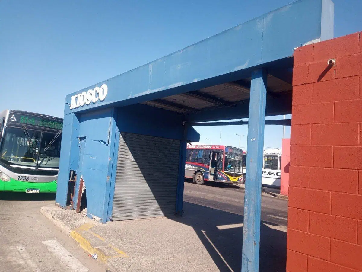 LOCAL COMERCIAL EN ESTACION DE COLECTIVOS 3
