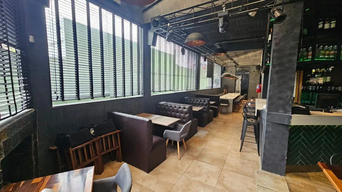 VENTA LOCAL + 22 COCHERAS + DEPTO  VILLA BALLESTER 3