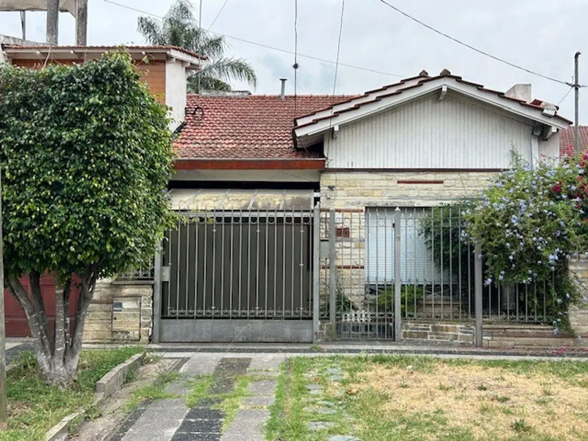 VENTA CASA 3 AMB.EN SAN ANDRES CON PILETA Y PARQUE 2