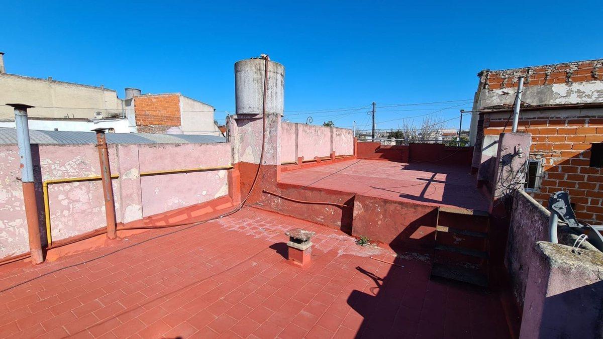 Foto de VENTA CASA LOTE PROPIO A RECICLAR VILLA LUGANO, imagen 1