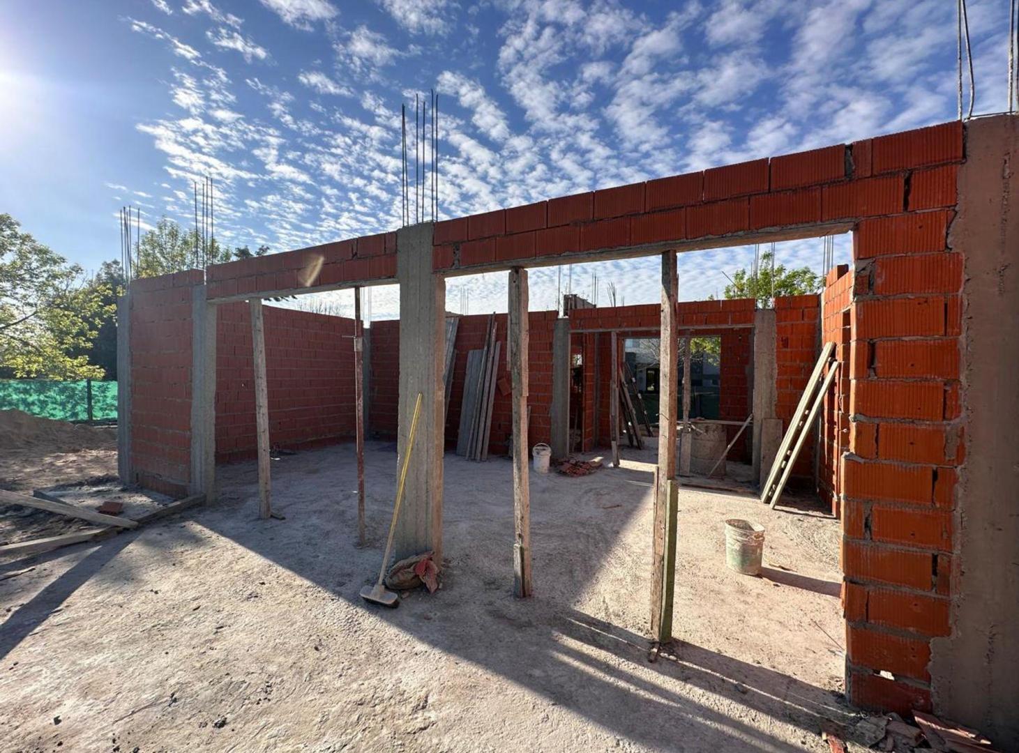 Foto de VENTA CASA 5 AMB 2 PLANTAS LOTE CENTRAL PISCINA, imagen 2