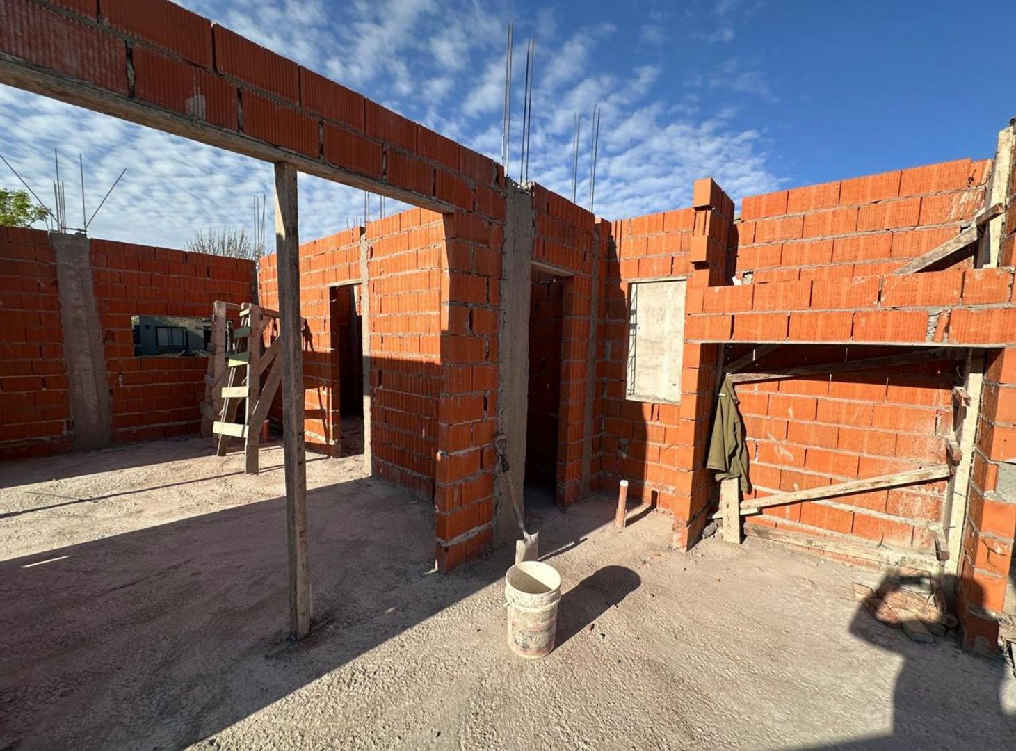 Foto de VENTA CASA 5 AMB 2 PLANTAS LOTE CENTRAL PISCINA, imagen 1