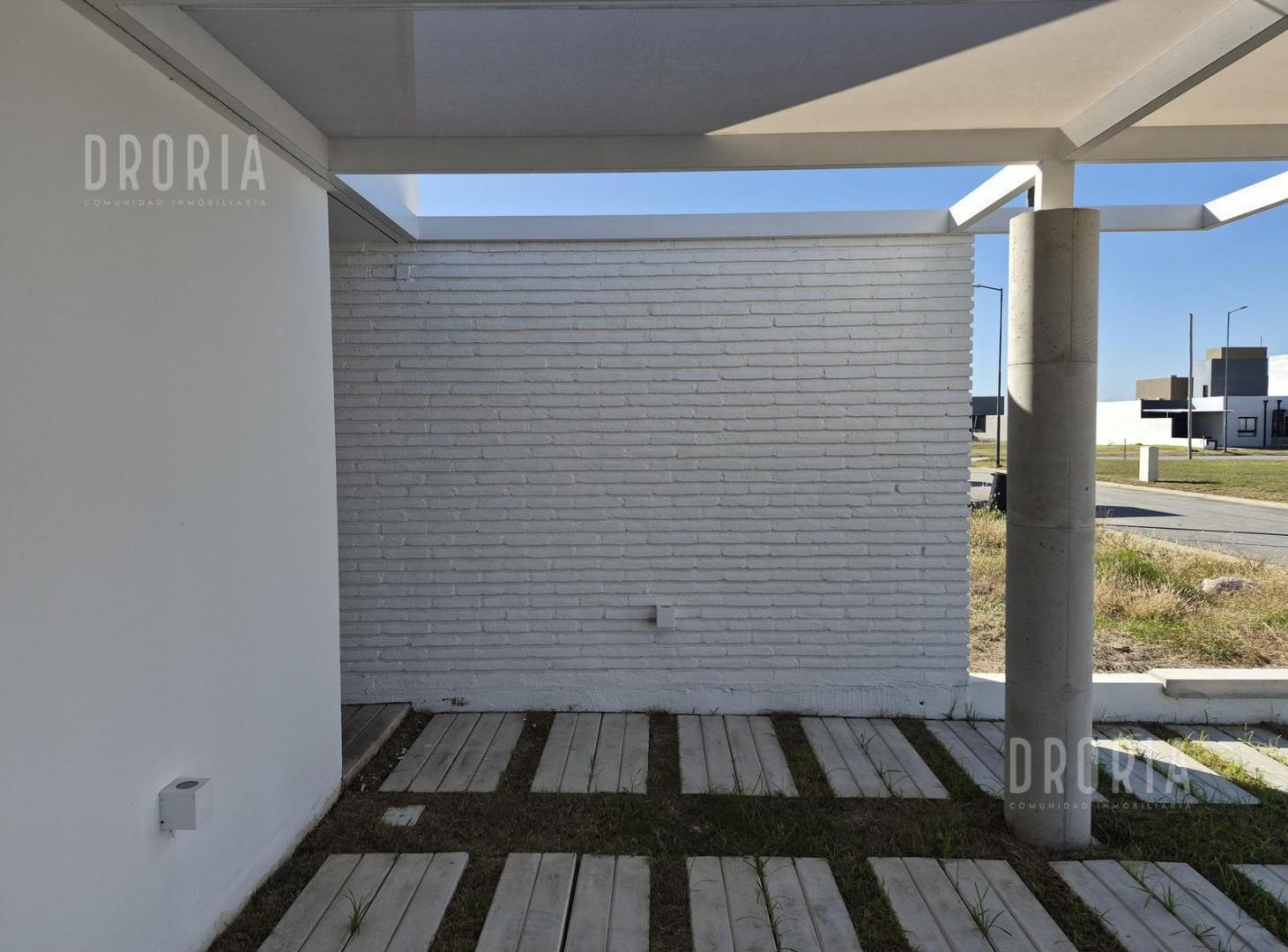 Foto de DUPLEX DE CATEGORIA EN VENTA 3 DORMITORIOS BRISAS DE MANANTIALES, imagen 3