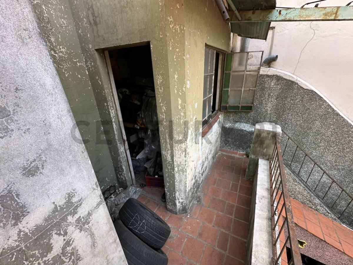 Venta Casa de 6 Ambientes a Reciclar con Garage en Av Principal de Villa Pueyrredon 5