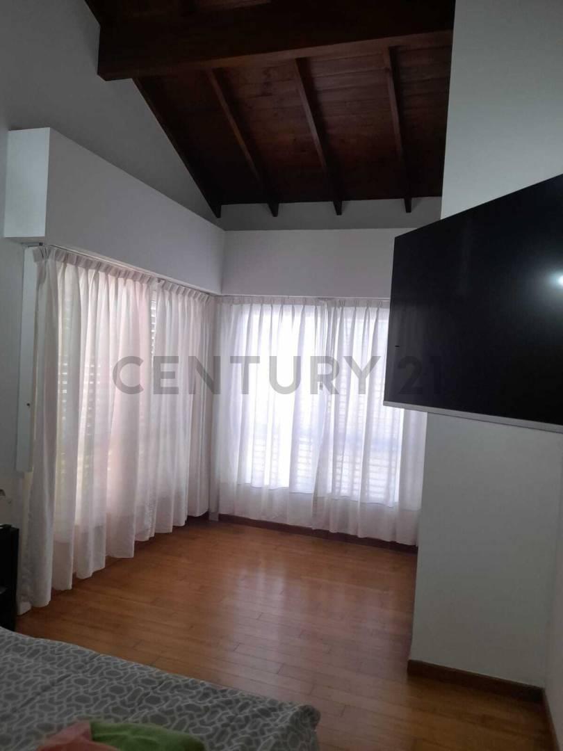 Casa en Venta Olivos - Roche - 6 Ambientes - Pileta - Parrilla - 2 Cocheras 2