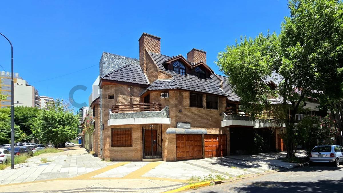 VENTA TRIPLEX 5 AMBIENTES EN VILLA URQUIZA CON COCHERA, PATIO, TERRAZA, BALCÓN, BAULERA Y DEPENDENCI