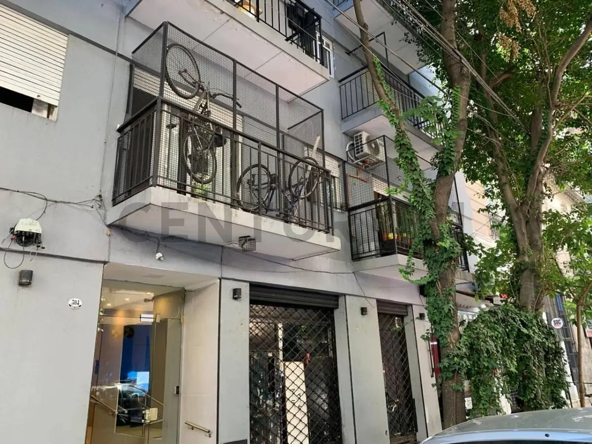 Venta Departamento al frente de 4 ambientes con patio y balcón en Almagro 1