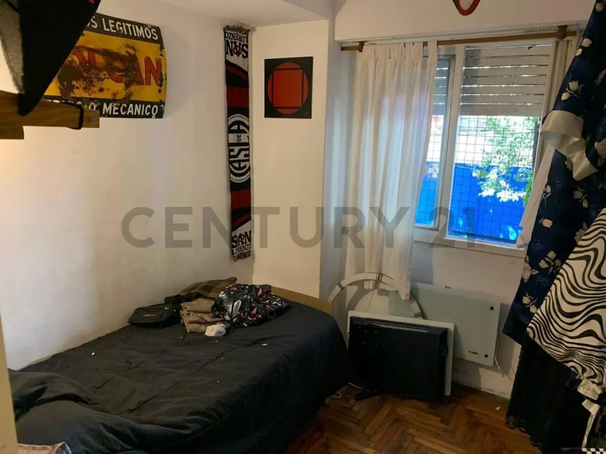 Venta Departamento al frente de 4 ambientes con patio y balcón en Almagro 3