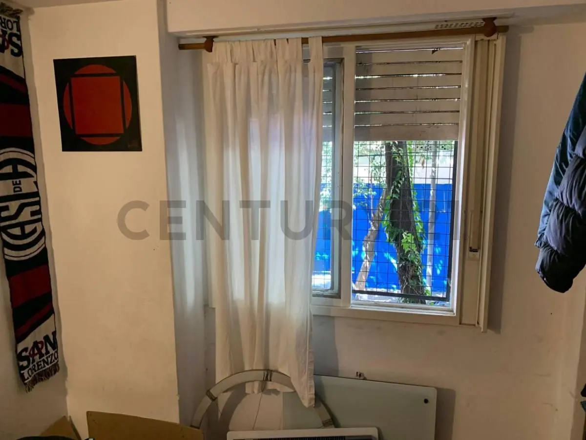 Venta Departamento al frente de 4 ambientes con patio y balcón en Almagro 5