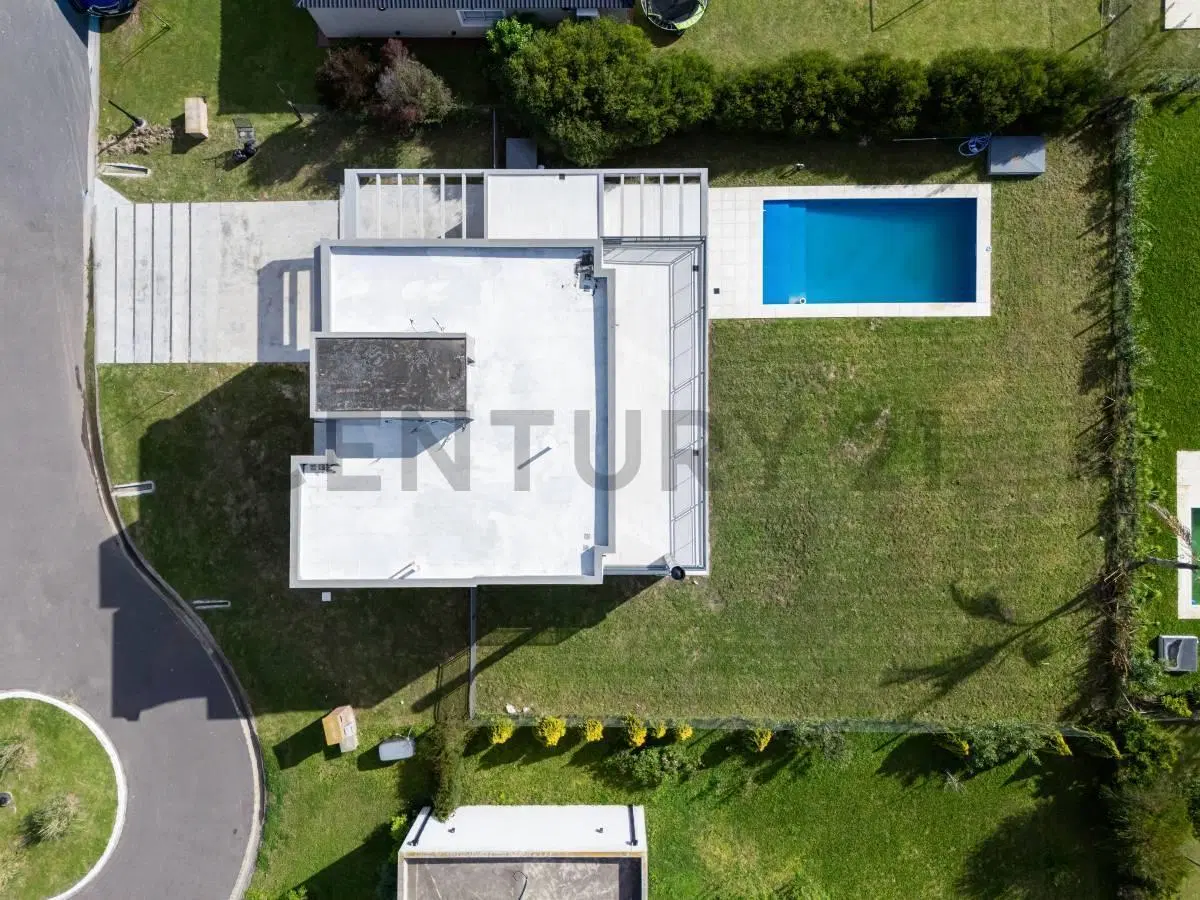 VENTA CASA 5 AMBIENTES EN BARRIO CERRADO SANTA INÉS CANNING CON DOS COCHERAS, JARDÍN, PILETA Y PARRI 3