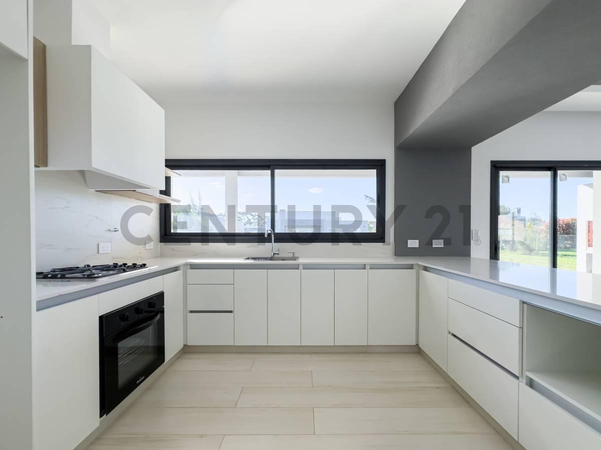 VENTA CASA 5 AMBIENTES EN BARRIO CERRADO SANTA INÉS CANNING CON DOS COCHERAS, JARDÍN, PILETA Y PARRI