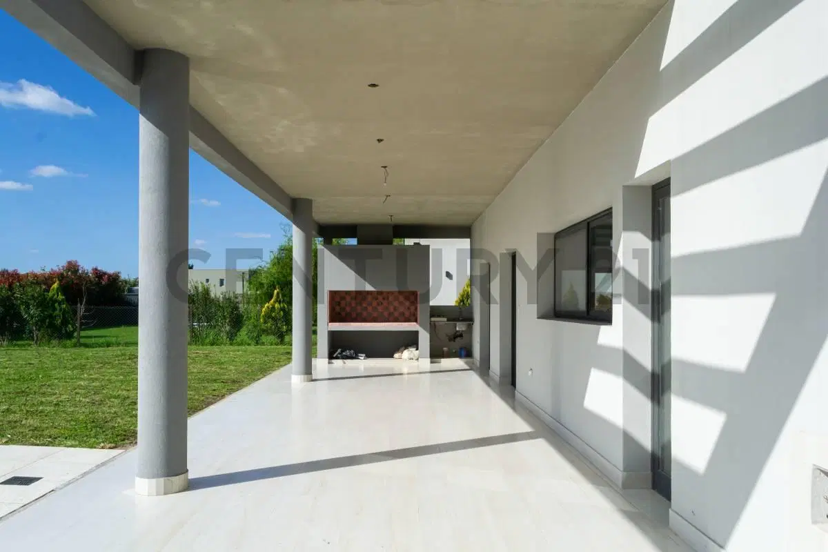 VENTA CASA 5 AMBIENTES EN BARRIO CERRADO SANTA INÉS CANNING CON DOS COCHERAS, JARDÍN, PILETA Y PARRI 2