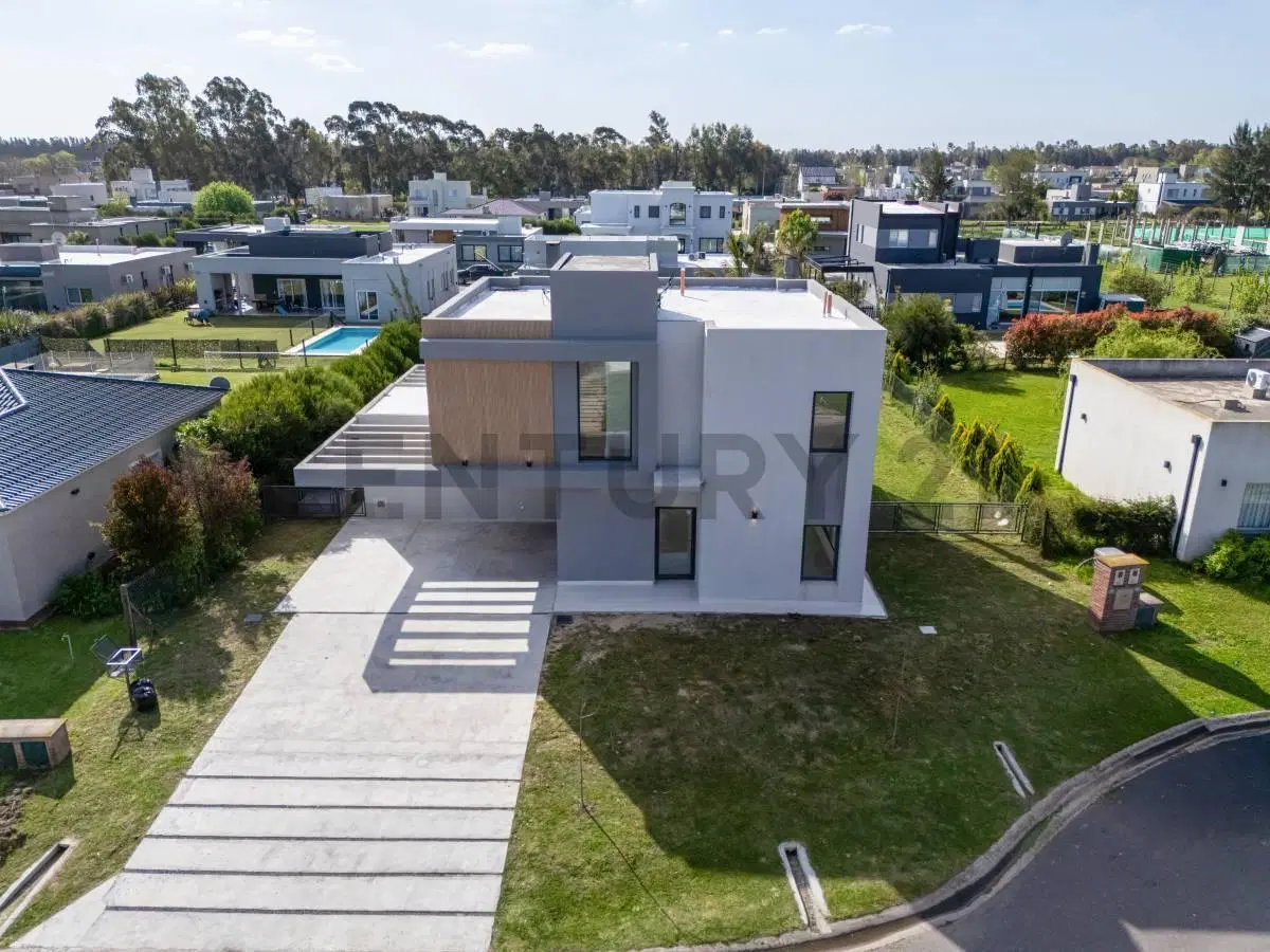 VENTA CASA 5 AMBIENTES EN BARRIO CERRADO SANTA INÉS CANNING CON DOS COCHERAS, JARDÍN, PILETA Y PARRI 5