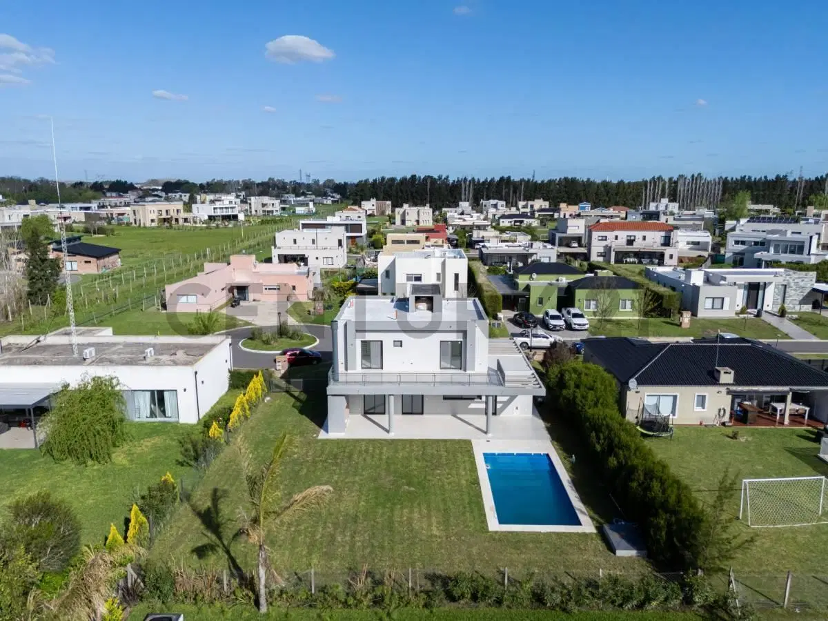 VENTA CASA 5 AMBIENTES EN BARRIO CERRADO SANTA INÉS CANNING CON DOS COCHERAS, JARDÍN, PILETA Y PARRI 3