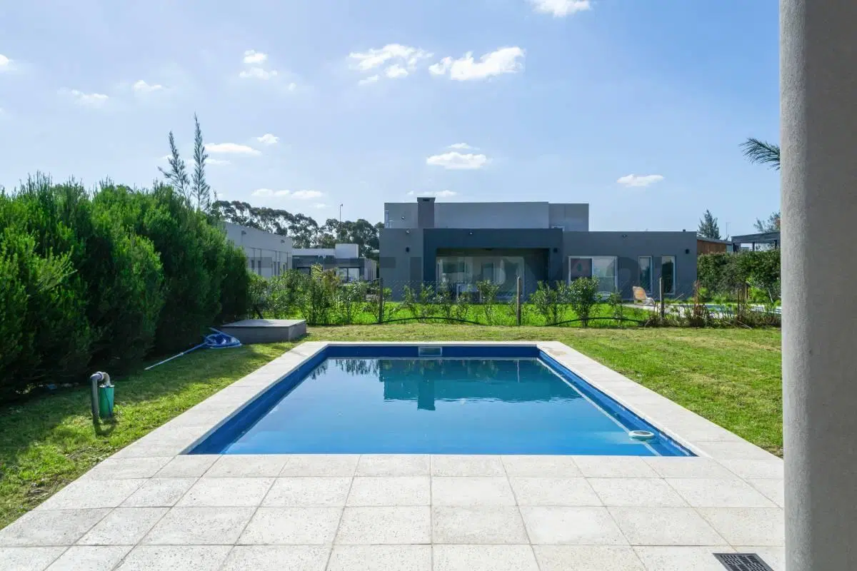 VENTA CASA 5 AMBIENTES EN BARRIO CERRADO SANTA INÉS CANNING CON DOS COCHERAS, JARDÍN, PILETA Y PARRI 4