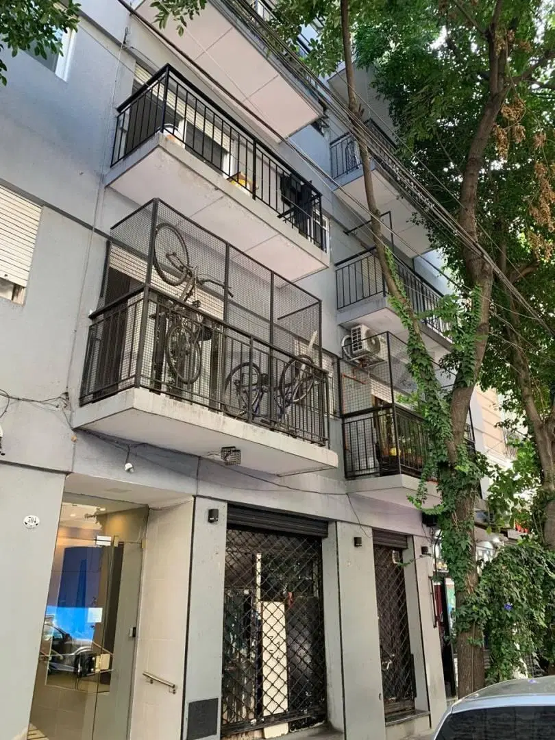 Venta Departamento al frente de 4 ambientes con patio y balcón en Almagro 8