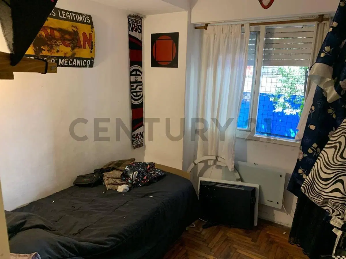 Venta Departamento al frente de 4 ambientes con patio y balcón en Almagro 5