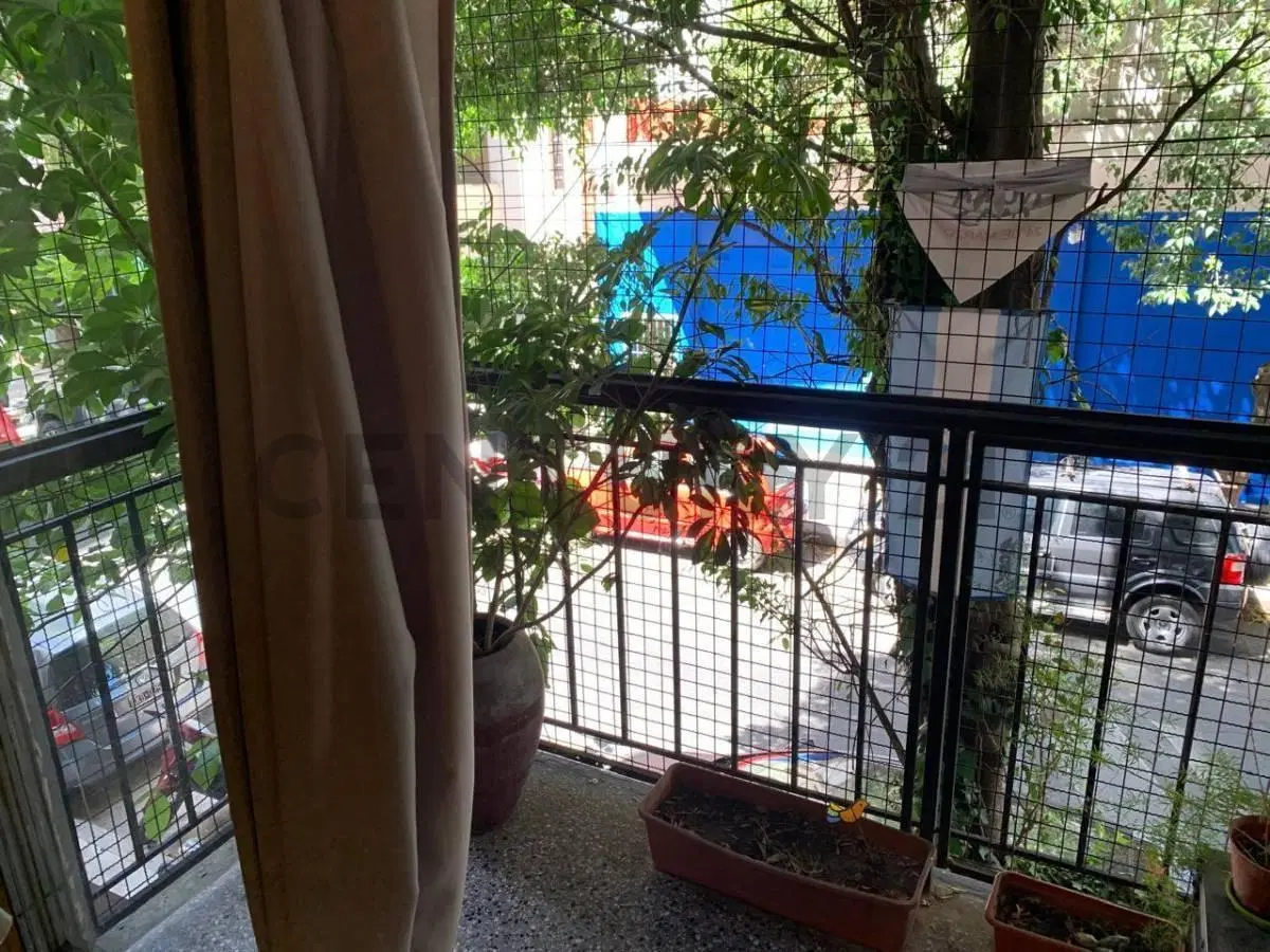 Venta Departamento al frente de 4 ambientes con patio y balcón en Almagro 5
