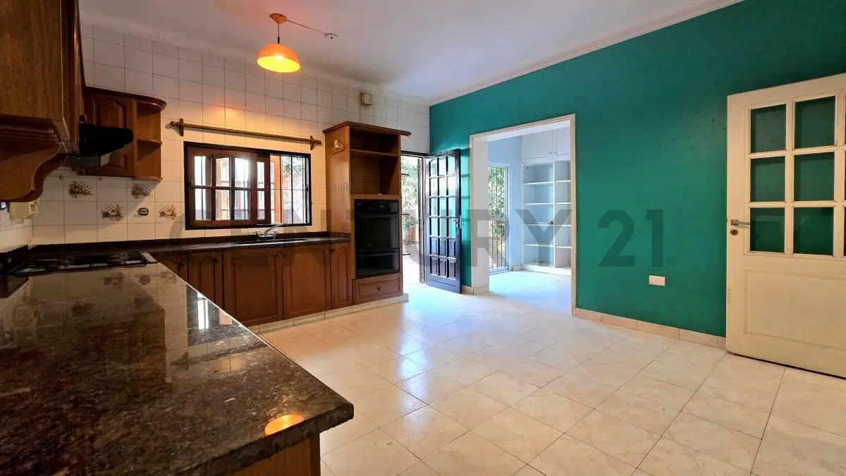 IMPECABLE CASA 4 AMBIENTES CON GARAGE, PATIO Y QUINCHO. SE ACEPTA PERMUTA 8