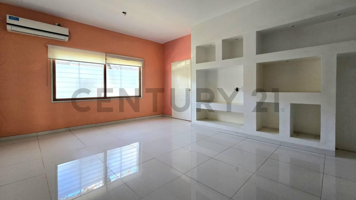 Foto de VENTA CASA 4 AMBIENTES CON GARAGE, PATIO Y QUINCHO. SE ACEPTA PERMUTA, imagen 1