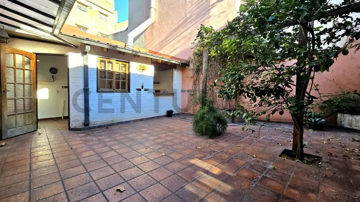 IMPECABLE CASA 4 AMBIENTES CON GARAGE, PATIO Y QUINCHO. SE ACEPTA PERMUTA 3