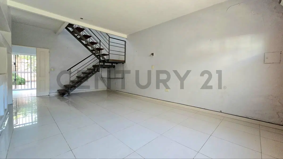 IMPECABLE CASA 4 AMBIENTES CON GARAGE, PATIO Y QUINCHO. SE ACEPTA PERMUTA 2