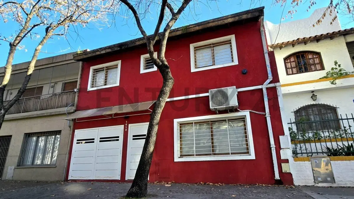 IMPECABLE CASA 4 AMBIENTES CON GARAGE, PATIO Y QUINCHO. SE ACEPTA PERMUTA 5