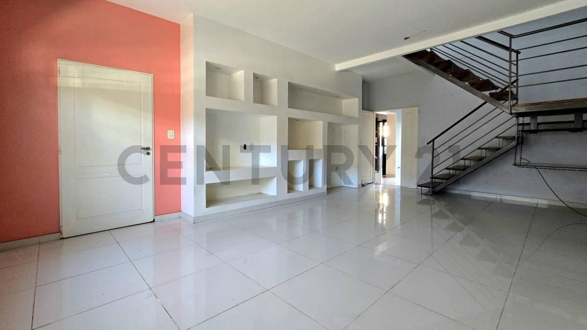Foto de VENTA CASA 4 AMBIENTES CON GARAGE, PATIO Y QUINCHO. SE ACEPTA PERMUTA, imagen 2