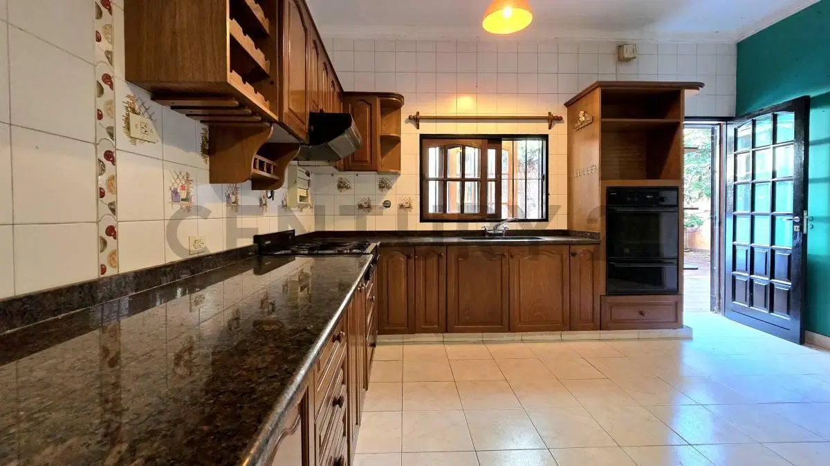 IMPECABLE CASA 4 AMBIENTES CON GARAGE, PATIO Y QUINCHO. SE ACEPTA PERMUTA 4