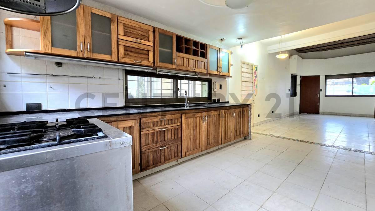 Foto de VENTA CASA 6 AMBIENTES CON PATIO, TERRAZA Y COCHERA CUBIERTA EN PARQUE, imagen 2