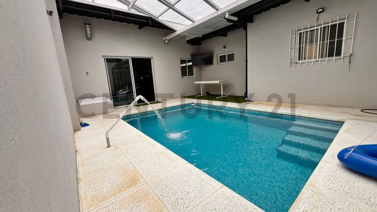 Foto de Casa 5 amb. con pileta climatizada, techo retráctil y cochera — Wilde, imagen 1