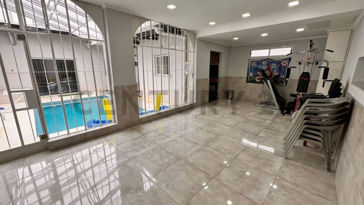 Foto de Casa 5 amb. con pileta climatizada, techo retráctil y cochera — Wilde, imagen 4