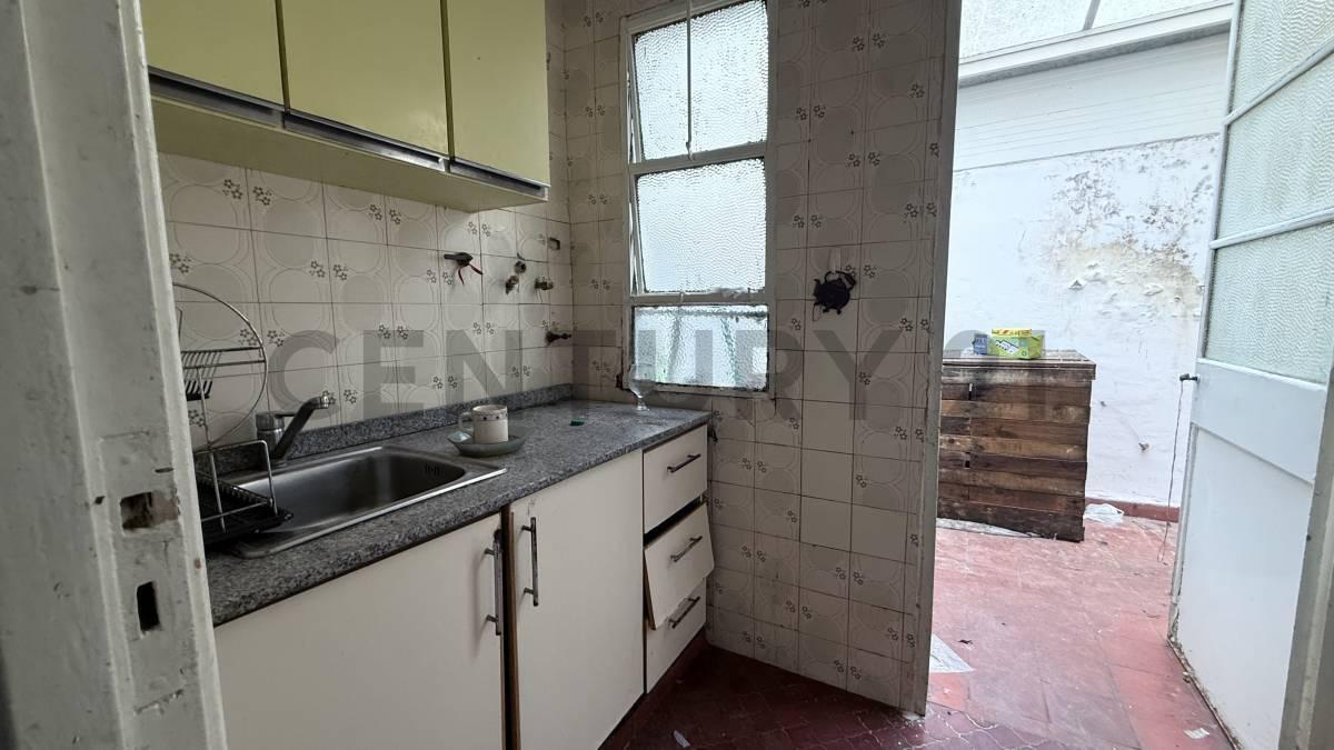 Foto de VENTA PH 3 AMBIENTES EN PLANTA BAJA CON DOS PATIOS A REFACCIONAR EN, imagen 2