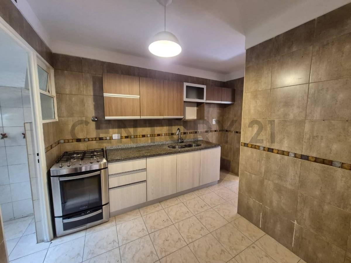 Foto de Excelente Semipiso 4 Amb al Frente con Balcón y Cochera Fija – Almagro, imagen 2